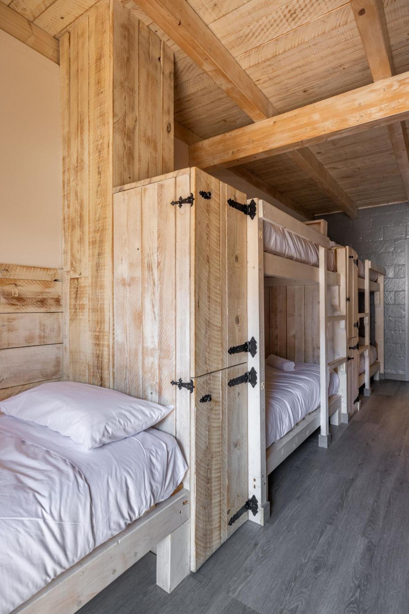 Alberg Taull Hostel *